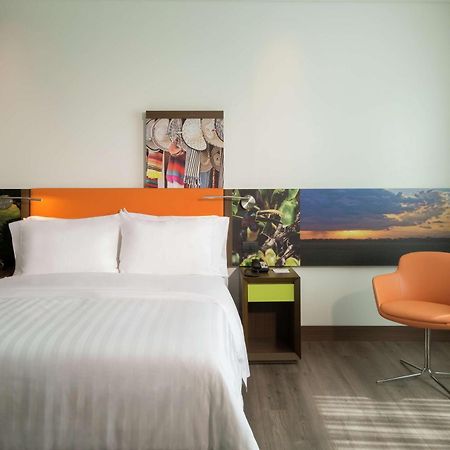Hampton By Hilton Yopal Hotell Exteriör bild