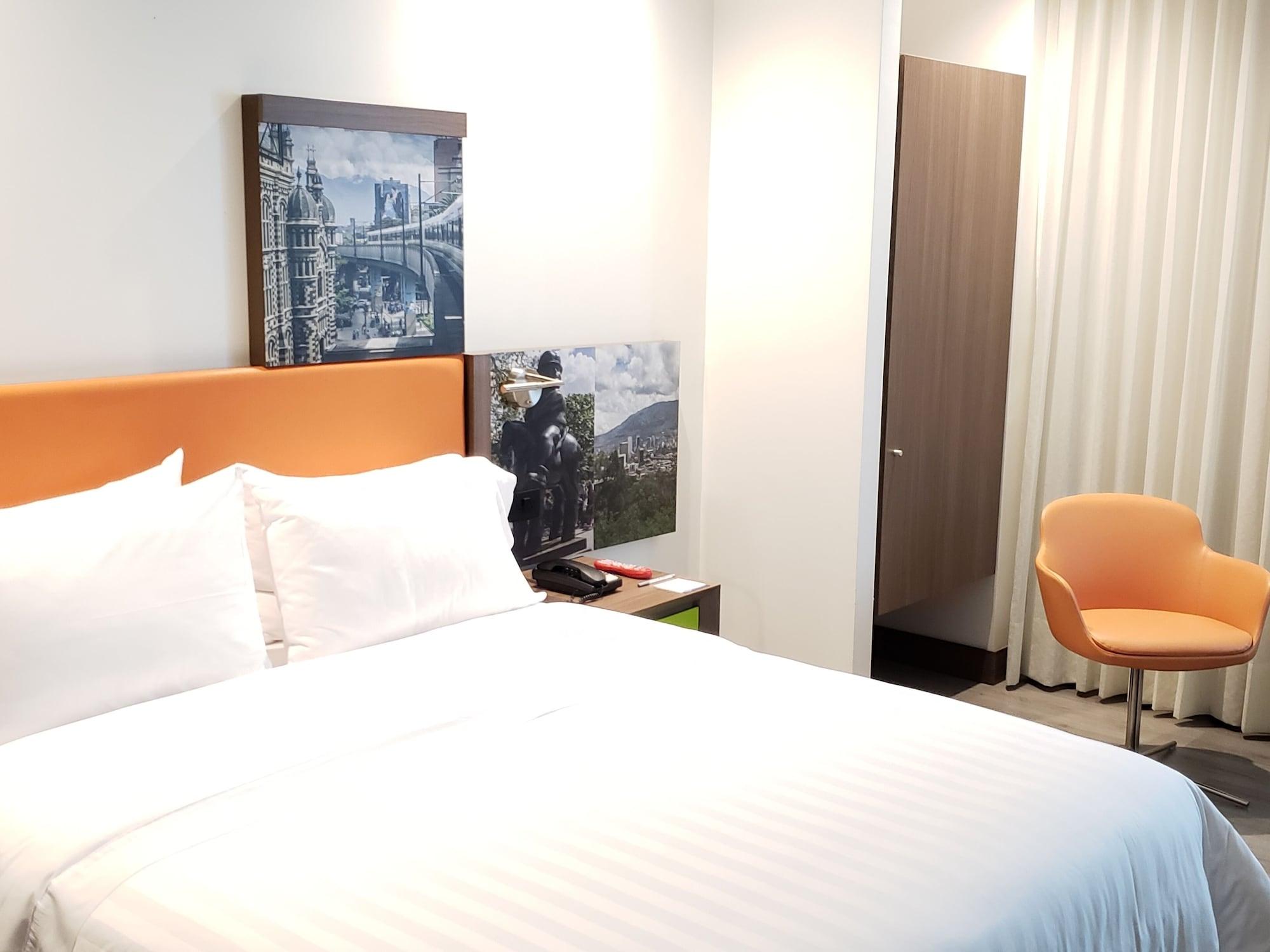 Hampton By Hilton Yopal Hotell Exteriör bild