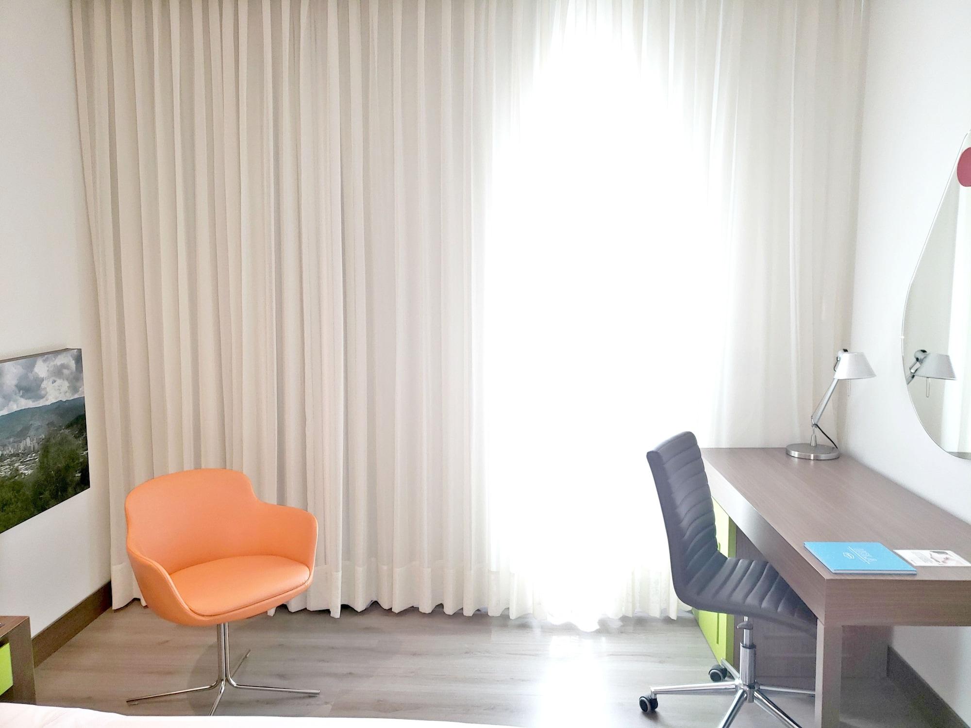 Hampton By Hilton Yopal Hotell Exteriör bild