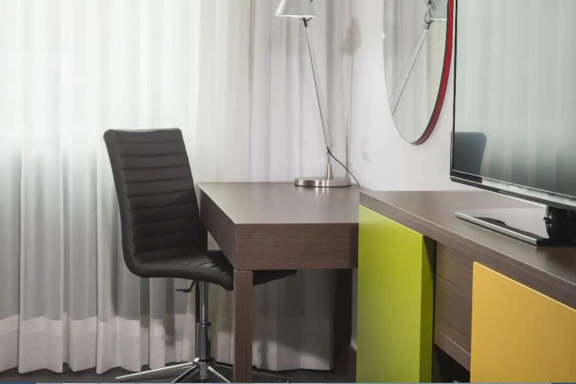Hampton By Hilton Yopal Hotell Exteriör bild