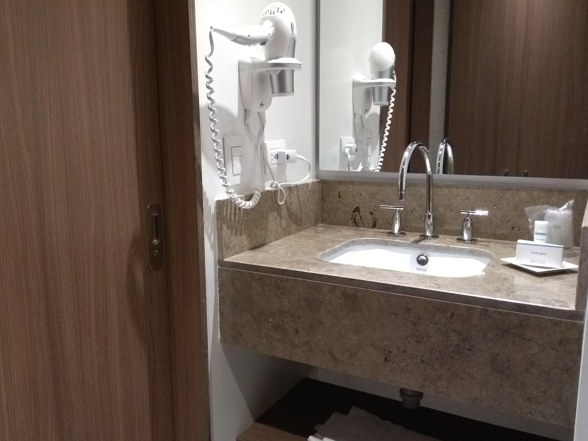 Hampton By Hilton Yopal Hotell Exteriör bild