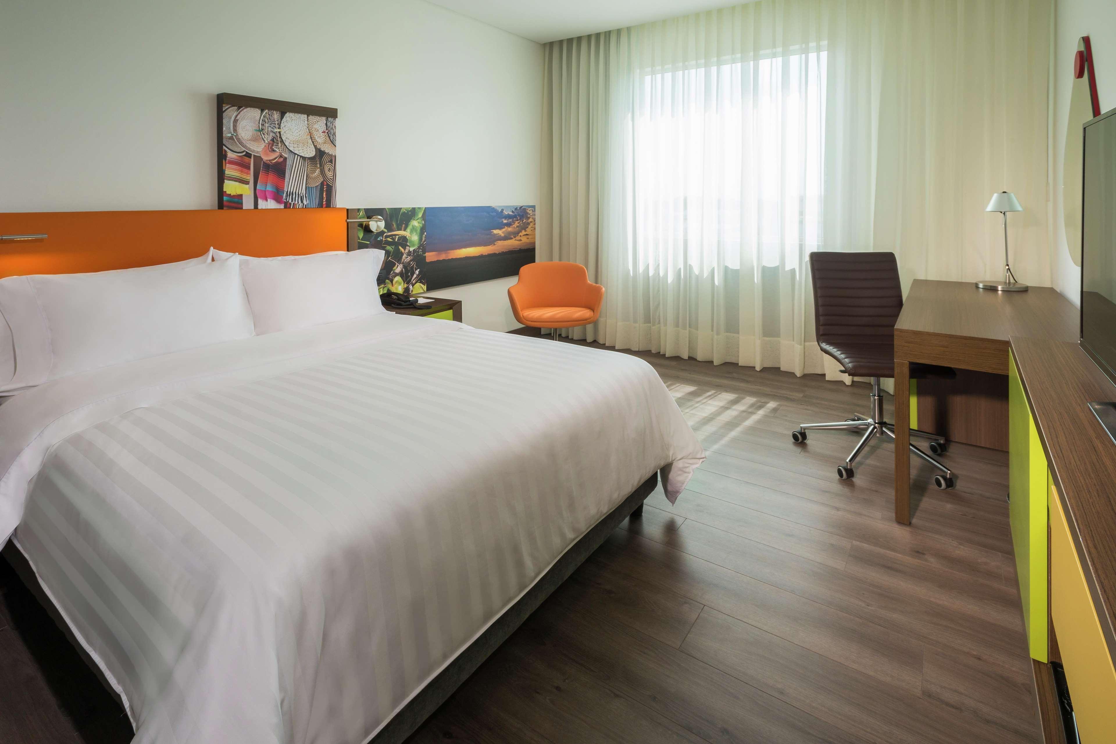 Hampton By Hilton Yopal Hotell Exteriör bild