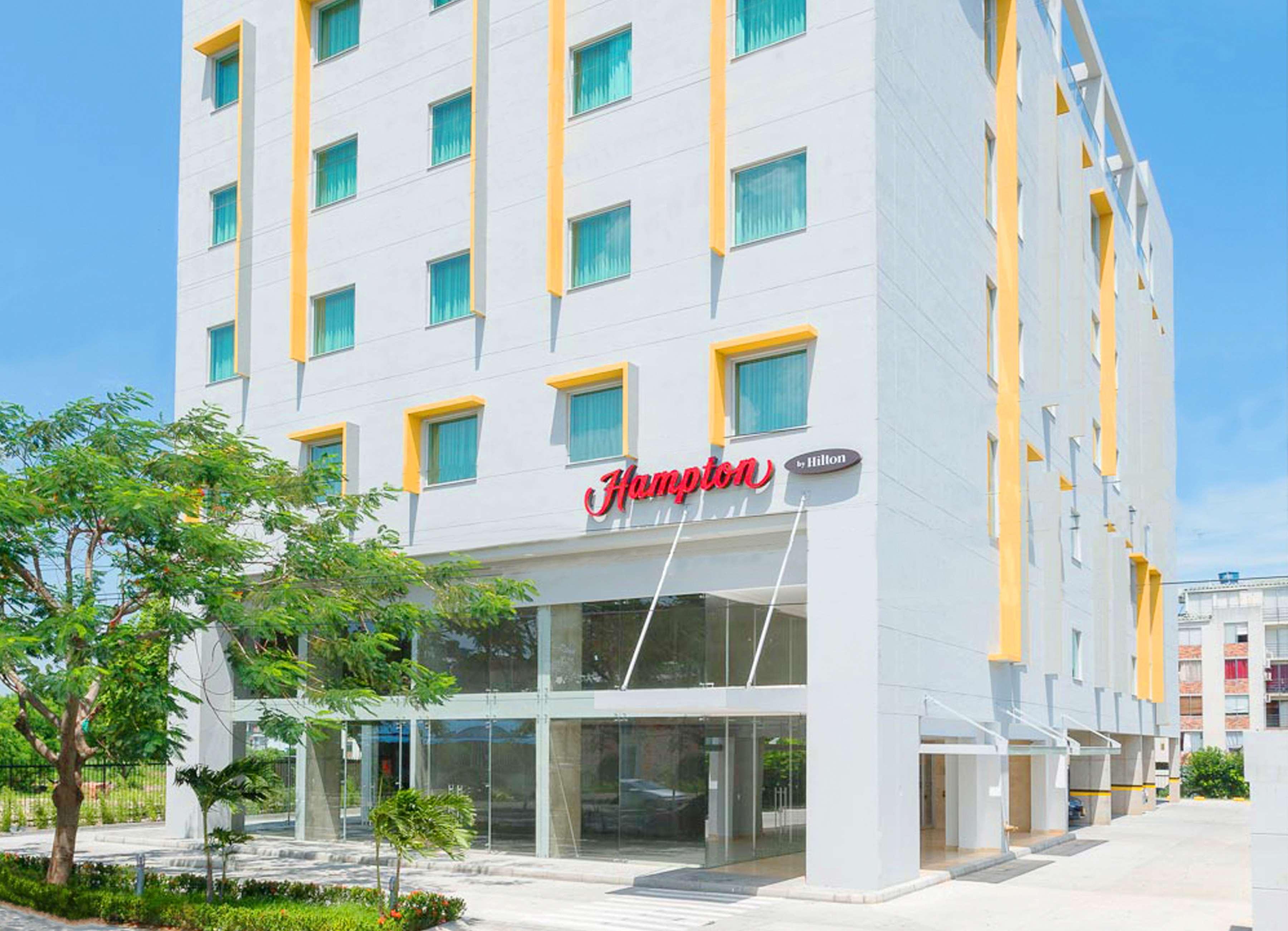 Hampton By Hilton Yopal Hotell Exteriör bild