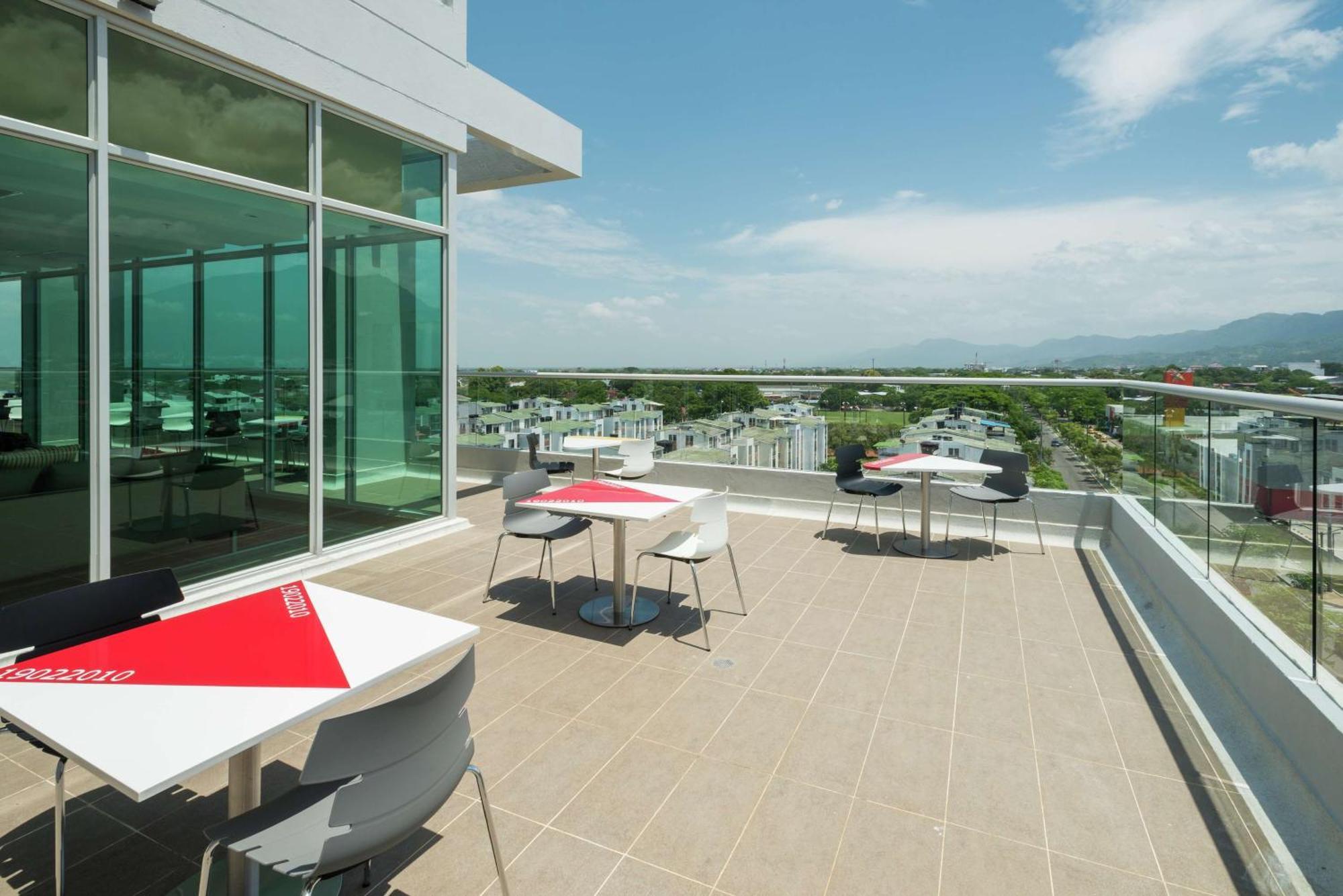 Hampton By Hilton Yopal Hotell Exteriör bild