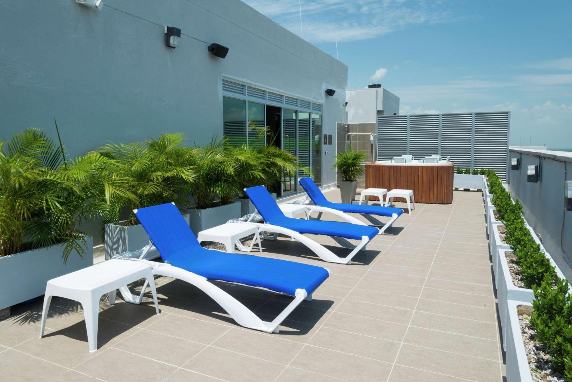 Hampton By Hilton Yopal Hotell Exteriör bild