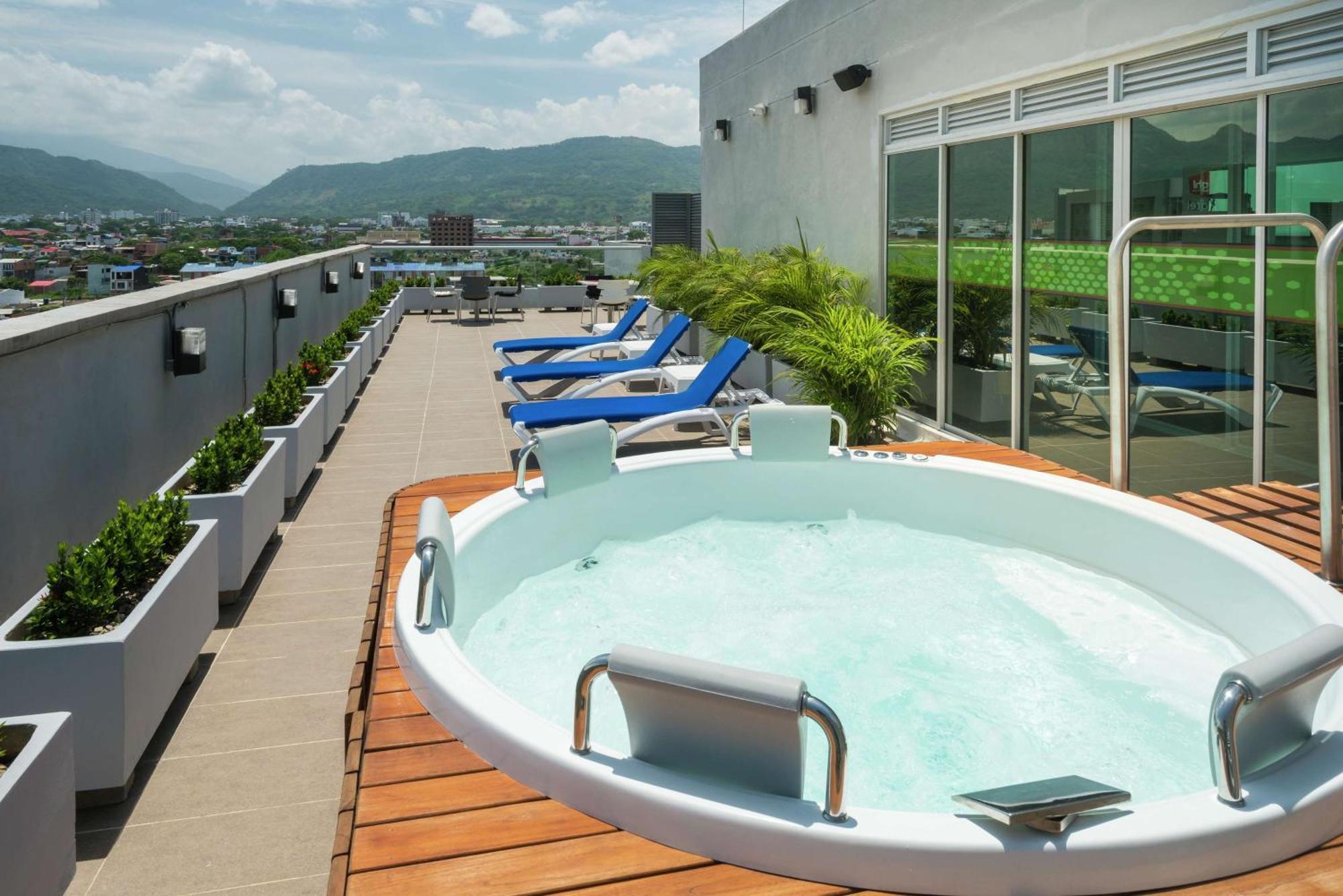 Hampton By Hilton Yopal Hotell Exteriör bild