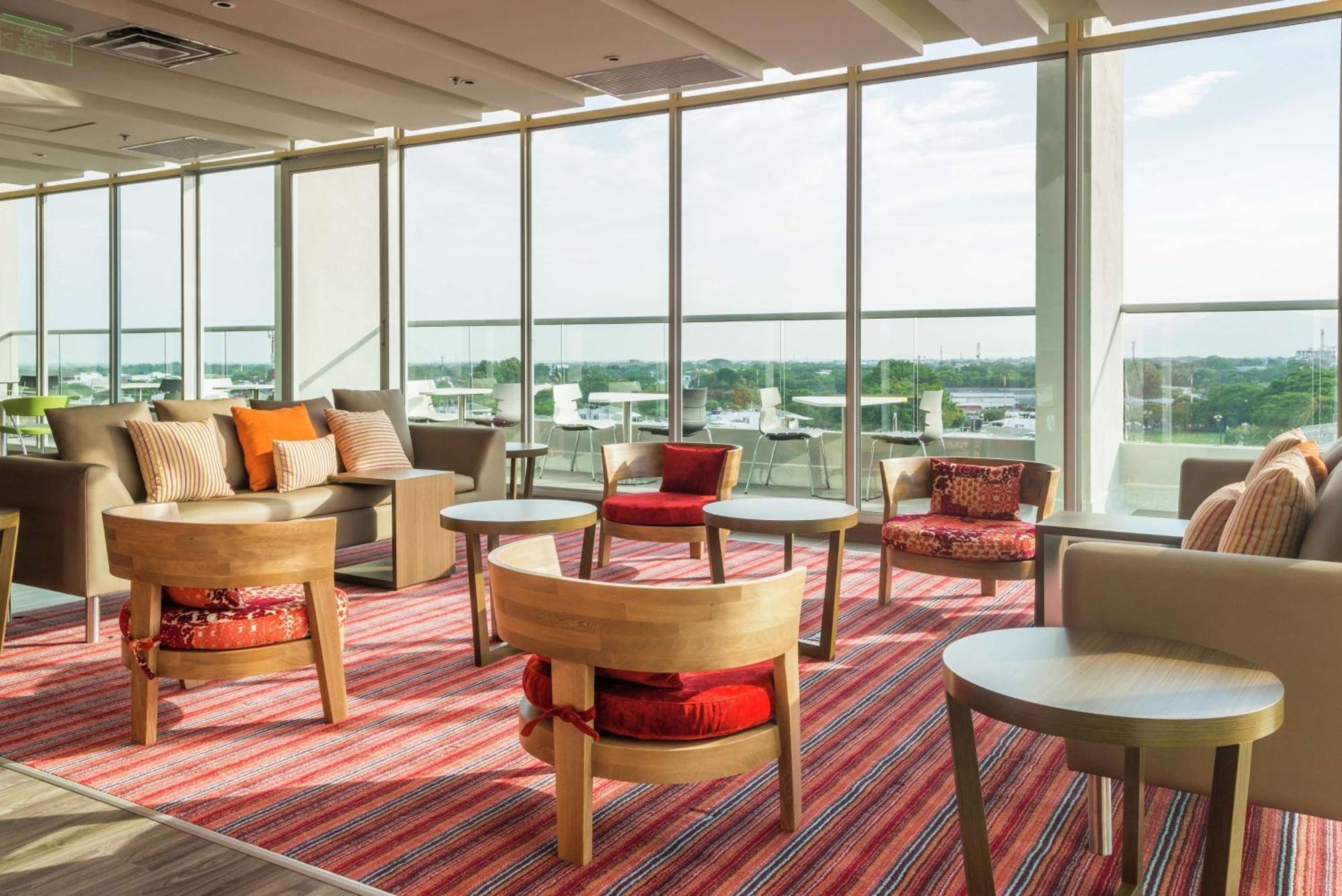 Hampton By Hilton Yopal Hotell Exteriör bild
