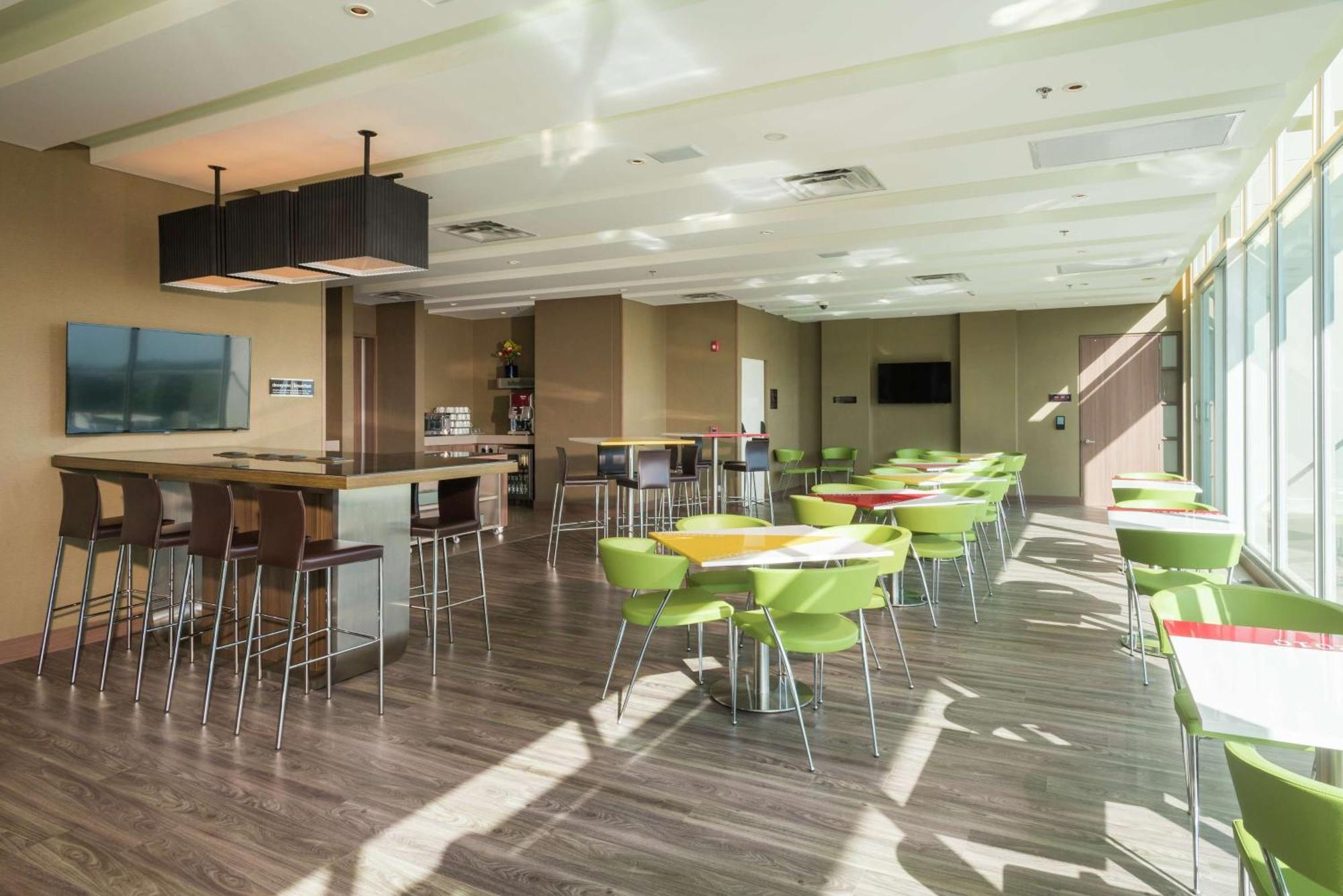 Hampton By Hilton Yopal Hotell Exteriör bild
