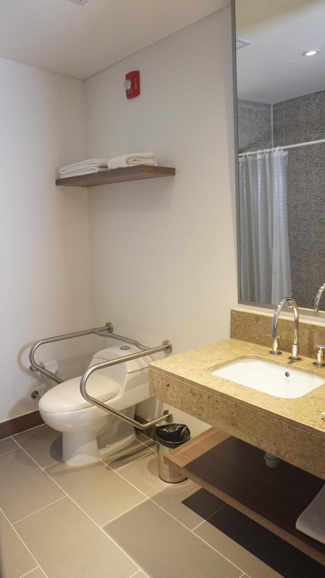 Hampton By Hilton Yopal Hotell Exteriör bild