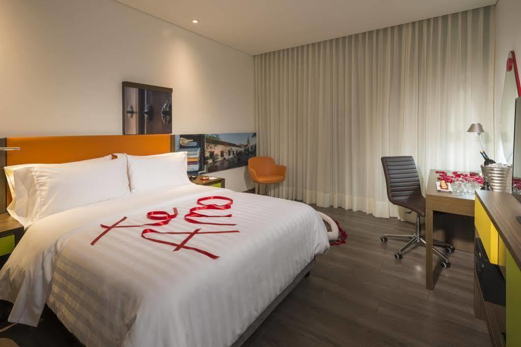 Hampton By Hilton Yopal Hotell Exteriör bild